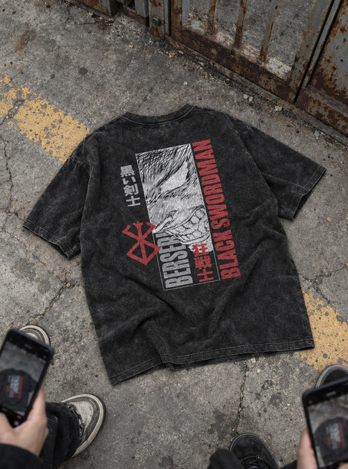 Black Swordsman Banner – T-Shirt – flat-lay | Berserk