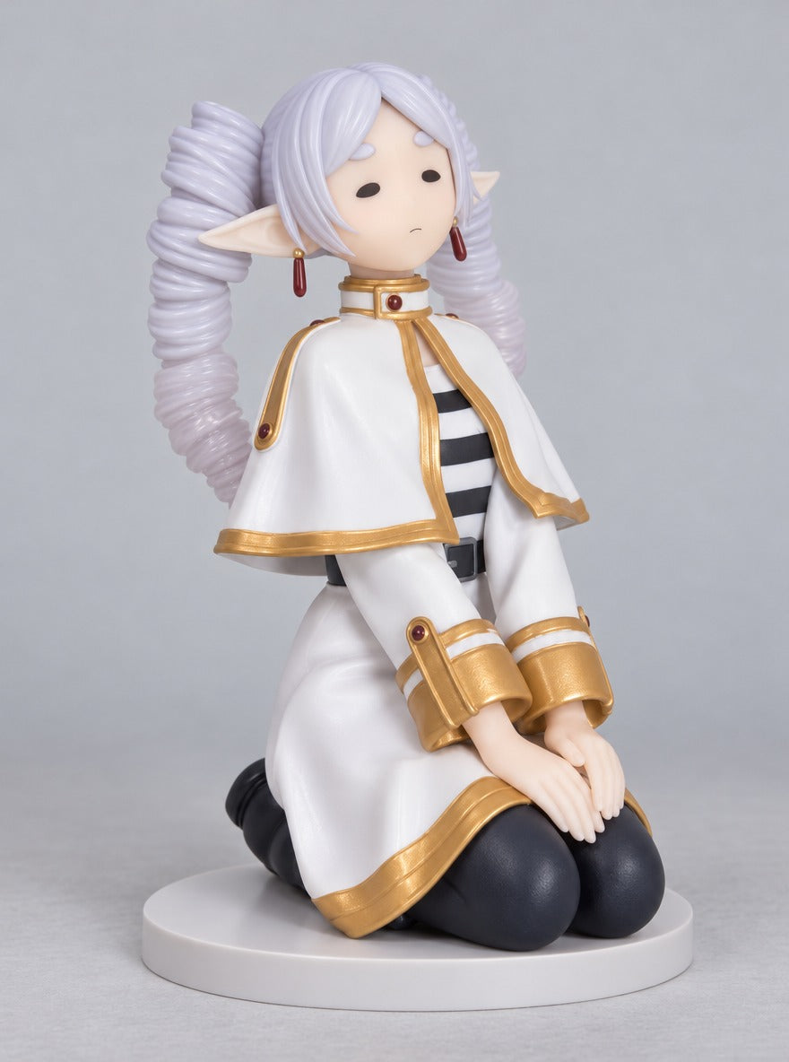 Frieren Kneeling Figure – right view | Frieren