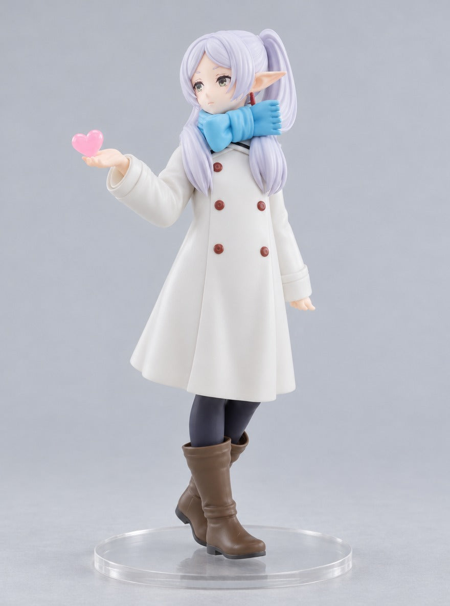 Frieren Winter Coat Figure – right view | Frieren