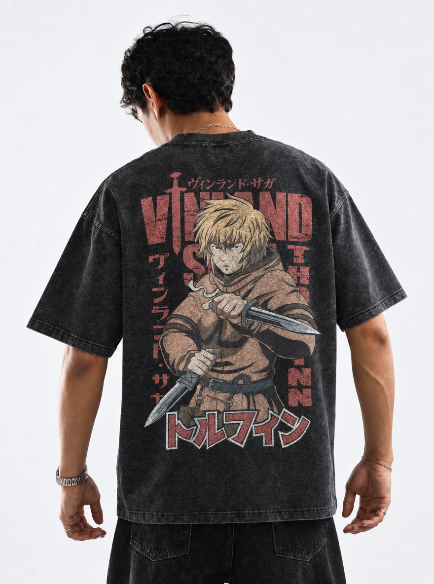 Thorfinn Dagger Draw – T-Shirt – model shot | Vinland Saga